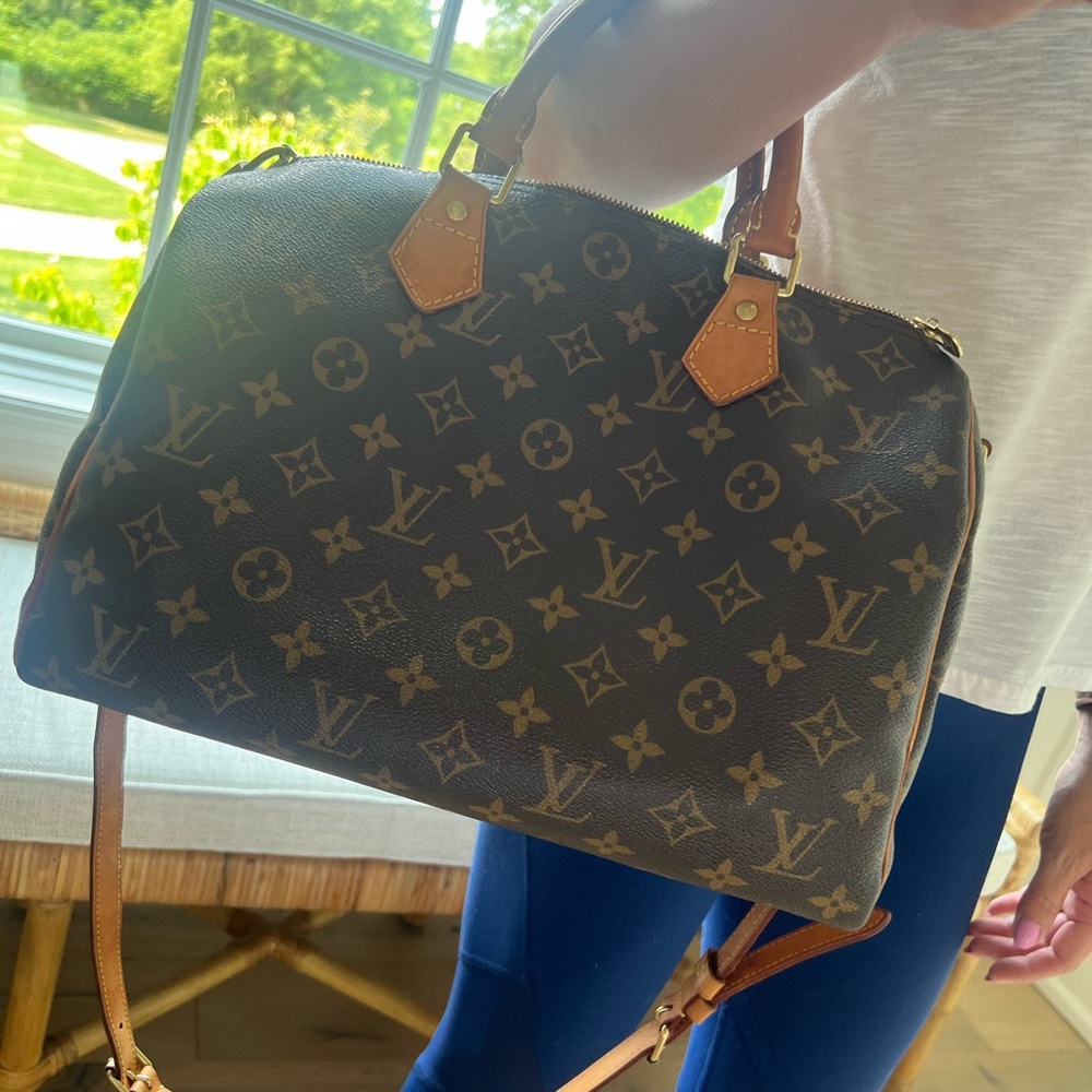 The Speedy Bandoulière 30 in signature Monogram canvas.  Comes with strap. - Picture 8 of 11